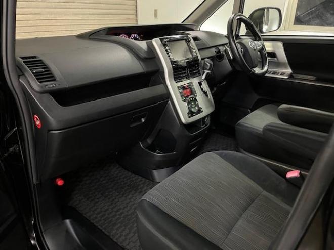 ヴォクシーＺＳ　本州仕入　ワンオーナー　禁煙車　ＷＡＫＯＳバリアスコーティング済　社外１６インチＡＷ　社外１５ＡＷ＋スタッドレスタイヤ付　パワースライドドア　純正ナビ　バックカメラ　ＰＵＳＨスタート　スマートキー　パドルシフト　ＨＩＤヘッドライト　ＡＣ１００Ｖ電源　タイミングチェーン　ＥＴＣ 4WD 2000 5Dr