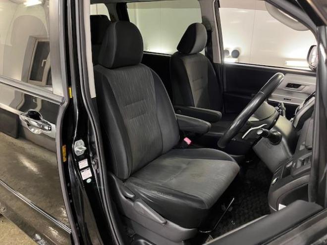 ヴォクシーＺＳ　本州仕入　ワンオーナー　禁煙車　ＷＡＫＯＳバリアスコーティング済　社外１６インチＡＷ　社外１５ＡＷ＋スタッドレスタイヤ付　パワースライドドア　純正ナビ　バックカメラ　ＰＵＳＨスタート　スマートキー　パドルシフト　ＨＩＤヘッドライト　ＡＣ１００Ｖ電源　タイミングチェーン　ＥＴＣ 4WD 2000 5Dr