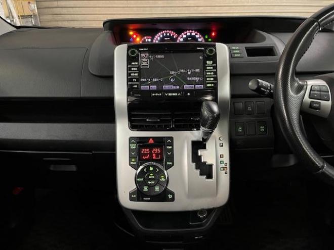 ヴォクシーＺＳ　本州仕入　ワンオーナー　禁煙車　ＷＡＫＯＳバリアスコーティング済　社外１６インチＡＷ　社外１５ＡＷ＋スタッドレスタイヤ付　パワースライドドア　純正ナビ　バックカメラ　ＰＵＳＨスタート　スマートキー　パドルシフト　ＨＩＤヘッドライト　ＡＣ１００Ｖ電源　タイミングチェーン　ＥＴＣ 4WD 2000 5Dr