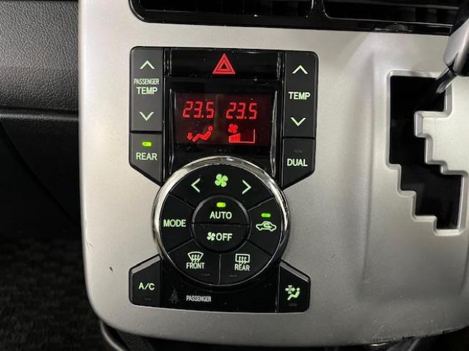 ヴォクシーＺＳ　本州仕入　ワンオーナー　禁煙車　ＷＡＫＯＳバリアスコーティング済　社外１６インチＡＷ　社外１５ＡＷ＋スタッドレスタイヤ付　パワースライドドア　純正ナビ　バックカメラ　ＰＵＳＨスタート　スマートキー　パドルシフト　ＨＩＤヘッドライト　ＡＣ１００Ｖ電源　タイミングチェーン　ＥＴＣ 4WD 2000 5Dr