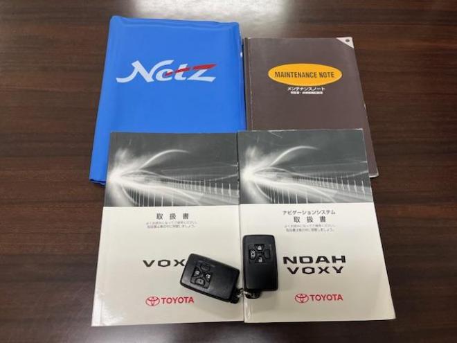 ヴォクシーＺＳ　本州仕入　ワンオーナー　禁煙車　ＷＡＫＯＳバリアスコーティング済　社外１６インチＡＷ　社外１５ＡＷ＋スタッドレスタイヤ付　パワースライドドア　純正ナビ　バックカメラ　ＰＵＳＨスタート　スマートキー　パドルシフト　ＨＩＤヘッドライト　ＡＣ１００Ｖ電源　タイミングチェーン　ＥＴＣ 4WD 2000 5Dr