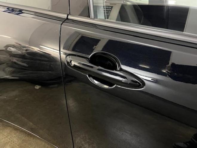 プリウスＺ　ワンオーナー　トヨタセーフティセンス　寒冷地仕様　禁煙車　純正１９インチＡＷ　社外１７ＡＷ＋スタッドレスタイヤ付　　純正ブラックレザーシート　純正ナビ（フルセグ地デジ　Ｂｌｕｅｔｏｏｔｈ対応）＋バックカメラ＋全方位カメラ　パワーバックドア　プリクラッシュセーフティ　レーダークルーズコントロール　純正エンジンスターター　シートヒーター＆クーラー　ドラレコ　ステアリングヒーター　パワーシート　ＥＴＣ 4WD 2000 4Dr