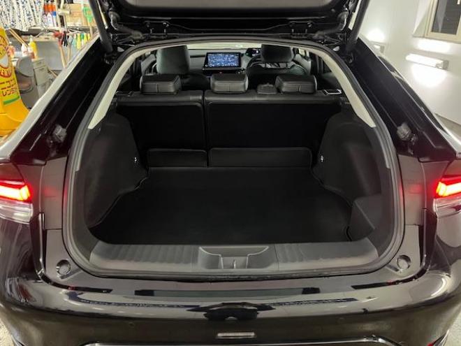 プリウスＺ　ワンオーナー　トヨタセーフティセンス　寒冷地仕様　禁煙車　純正１９インチＡＷ　社外１７ＡＷ＋スタッドレスタイヤ付　　純正ブラックレザーシート　純正ナビ（フルセグ地デジ　Ｂｌｕｅｔｏｏｔｈ対応）＋バックカメラ＋全方位カメラ　パワーバックドア　プリクラッシュセーフティ　レーダークルーズコントロール　純正エンジンスターター　シートヒーター＆クーラー　ドラレコ　ステアリングヒーター　パワーシート　ＥＴＣ 4WD 2000 4Dr