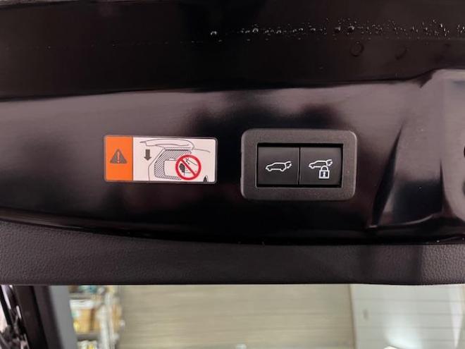 プリウスＺ　ワンオーナー　トヨタセーフティセンス　寒冷地仕様　禁煙車　純正１９インチＡＷ　社外１７ＡＷ＋スタッドレスタイヤ付　　純正ブラックレザーシート　純正ナビ（フルセグ地デジ　Ｂｌｕｅｔｏｏｔｈ対応）＋バックカメラ＋全方位カメラ　パワーバックドア　プリクラッシュセーフティ　レーダークルーズコントロール　純正エンジンスターター　シートヒーター＆クーラー　ドラレコ　ステアリングヒーター　パワーシート　ＥＴＣ 4WD 2000 4Dr