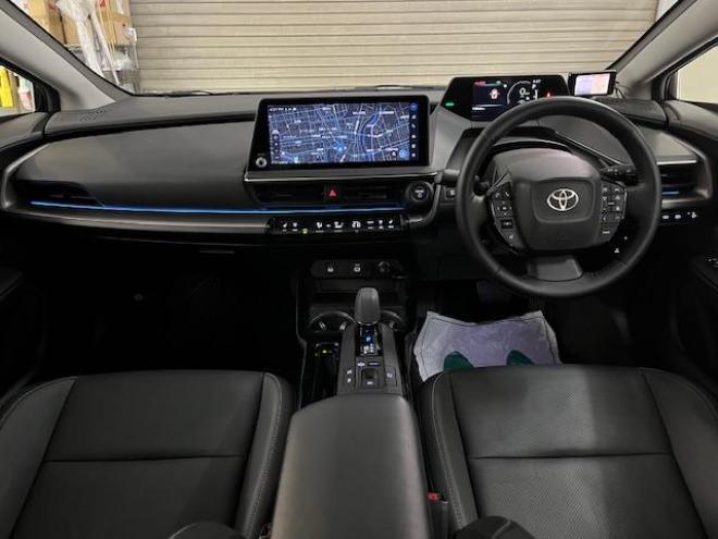 プリウスＺ　ワンオーナー　トヨタセーフティセンス　寒冷地仕様　禁煙車　純正１９インチＡＷ　社外１７ＡＷ＋スタッドレスタイヤ付　　純正ブラックレザーシート　純正ナビ（フルセグ地デジ　Ｂｌｕｅｔｏｏｔｈ対応）＋バックカメラ＋全方位カメラ　パワーバックドア　プリクラッシュセーフティ　レーダークルーズコントロール　純正エンジンスターター　シートヒーター＆クーラー　ドラレコ　ステアリングヒーター　パワーシート　ＥＴＣ 4WD 2000 4Dr
