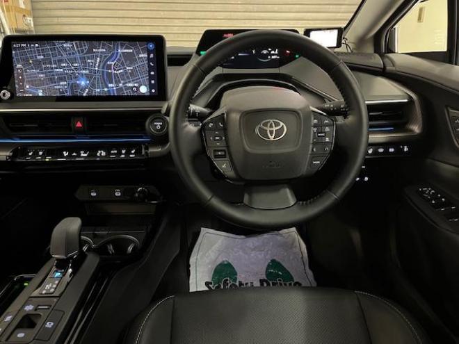 プリウスＺ　ワンオーナー　トヨタセーフティセンス　寒冷地仕様　禁煙車　純正１９インチＡＷ　社外１７ＡＷ＋スタッドレスタイヤ付　　純正ブラックレザーシート　純正ナビ（フルセグ地デジ　Ｂｌｕｅｔｏｏｔｈ対応）＋バックカメラ＋全方位カメラ　パワーバックドア　プリクラッシュセーフティ　レーダークルーズコントロール　純正エンジンスターター　シートヒーター＆クーラー　ドラレコ　ステアリングヒーター　パワーシート　ＥＴＣ 4WD 2000 4Dr