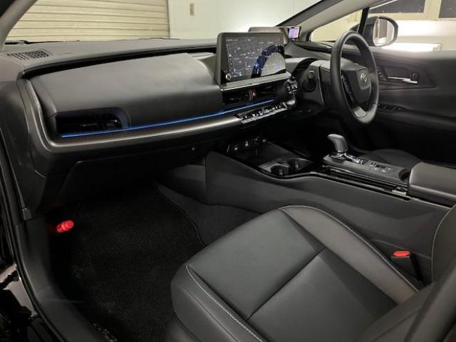 プリウスＺ　ワンオーナー　トヨタセーフティセンス　寒冷地仕様　禁煙車　純正１９インチＡＷ　社外１７ＡＷ＋スタッドレスタイヤ付　　純正ブラックレザーシート　純正ナビ（フルセグ地デジ　Ｂｌｕｅｔｏｏｔｈ対応）＋バックカメラ＋全方位カメラ　パワーバックドア　プリクラッシュセーフティ　レーダークルーズコントロール　純正エンジンスターター　シートヒーター＆クーラー　ドラレコ　ステアリングヒーター　パワーシート　ＥＴＣ 4WD 2000 4Dr