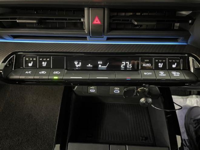 プリウスＺ　ワンオーナー　トヨタセーフティセンス　寒冷地仕様　禁煙車　純正１９インチＡＷ　社外１７ＡＷ＋スタッドレスタイヤ付　　純正ブラックレザーシート　純正ナビ（フルセグ地デジ　Ｂｌｕｅｔｏｏｔｈ対応）＋バックカメラ＋全方位カメラ　パワーバックドア　プリクラッシュセーフティ　レーダークルーズコントロール　純正エンジンスターター　シートヒーター＆クーラー　ドラレコ　ステアリングヒーター　パワーシート　ＥＴＣ 4WD 2000 4Dr