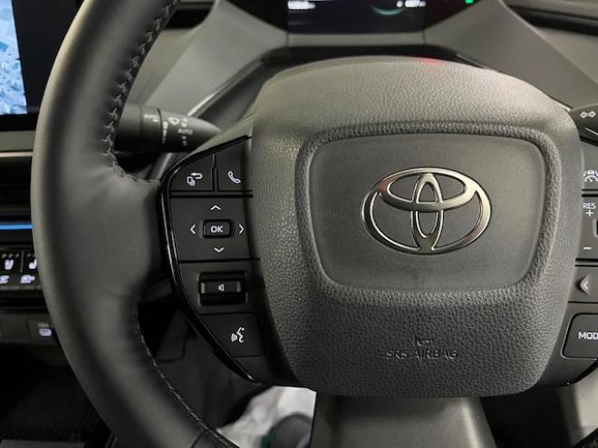 プリウスＺ　ワンオーナー　トヨタセーフティセンス　寒冷地仕様　禁煙車　純正１９インチＡＷ　社外１７ＡＷ＋スタッドレスタイヤ付　　純正ブラックレザーシート　純正ナビ（フルセグ地デジ　Ｂｌｕｅｔｏｏｔｈ対応）＋バックカメラ＋全方位カメラ　パワーバックドア　プリクラッシュセーフティ　レーダークルーズコントロール　純正エンジンスターター　シートヒーター＆クーラー　ドラレコ　ステアリングヒーター　パワーシート　ＥＴＣ 4WD 2000 4Dr