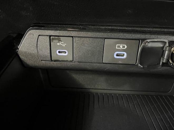 プリウスＺ　ワンオーナー　トヨタセーフティセンス　寒冷地仕様　禁煙車　純正１９インチＡＷ　社外１７ＡＷ＋スタッドレスタイヤ付　　純正ブラックレザーシート　純正ナビ（フルセグ地デジ　Ｂｌｕｅｔｏｏｔｈ対応）＋バックカメラ＋全方位カメラ　パワーバックドア　プリクラッシュセーフティ　レーダークルーズコントロール　純正エンジンスターター　シートヒーター＆クーラー　ドラレコ　ステアリングヒーター　パワーシート　ＥＴＣ 4WD 2000 4Dr