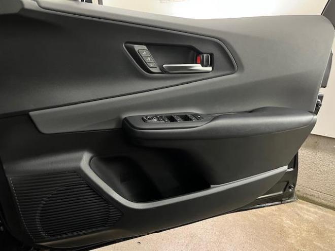 プリウスＺ　ワンオーナー　トヨタセーフティセンス　寒冷地仕様　禁煙車　純正１９インチＡＷ　社外１７ＡＷ＋スタッドレスタイヤ付　　純正ブラックレザーシート　純正ナビ（フルセグ地デジ　Ｂｌｕｅｔｏｏｔｈ対応）＋バックカメラ＋全方位カメラ　パワーバックドア　プリクラッシュセーフティ　レーダークルーズコントロール　純正エンジンスターター　シートヒーター＆クーラー　ドラレコ　ステアリングヒーター　パワーシート　ＥＴＣ 4WD 2000 4Dr