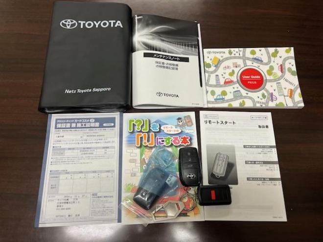 プリウスＺ　ワンオーナー　トヨタセーフティセンス　寒冷地仕様　禁煙車　純正１９インチＡＷ　社外１７ＡＷ＋スタッドレスタイヤ付　　純正ブラックレザーシート　純正ナビ（フルセグ地デジ　Ｂｌｕｅｔｏｏｔｈ対応）＋バックカメラ＋全方位カメラ　パワーバックドア　プリクラッシュセーフティ　レーダークルーズコントロール　純正エンジンスターター　シートヒーター＆クーラー　ドラレコ　ステアリングヒーター　パワーシート　ＥＴＣ 4WD 2000 4Dr