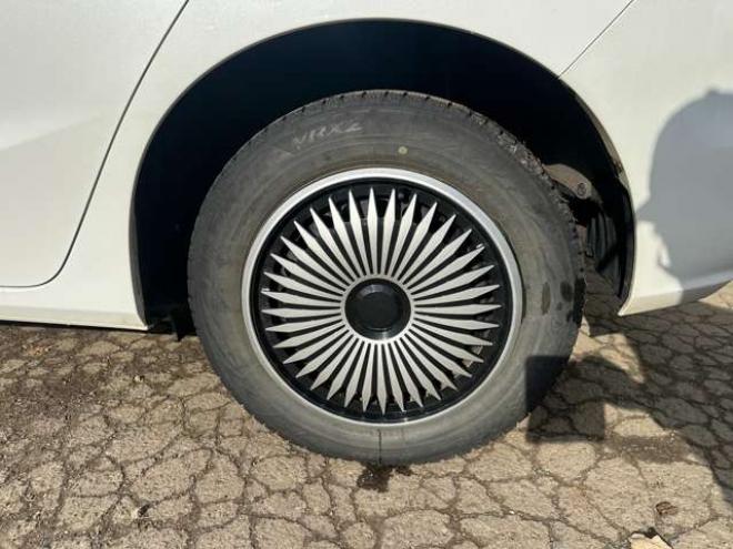 フィット1.5 ハイブリッド F 4WD　純正ナビ　バックカメラ　ETC　パワステ　パワーウィンドウ　ABS　キーレスエントリー 1500