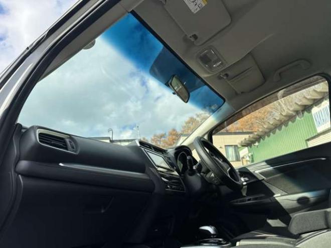 フィット1.5 ハイブリッド F 4WD　純正ナビ　バックカメラ　ETC　パワステ　パワーウィンドウ　ABS　キーレスエントリー 1500