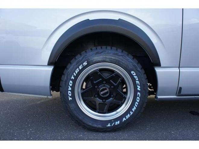 レジアスエース2.8 スーパーGL ロングボディ ディーゼルターボ 4WD　415COBRA丸目キット&CL3フロントリップ&ステージIリアスポ　415SAFARIオーバーフェンダー　ESSEXステラ16インチAW　TOYOオープンカントリーR/T　415COBRAベッドキット　寒冷地仕様　純正ETC 新品シートカバー 2800