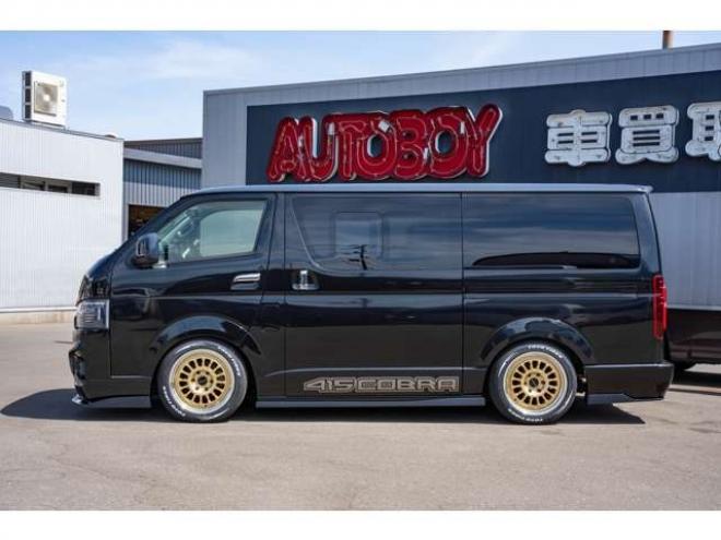 レジアスエース2.8 スーパーGL ダークプライム ロングボディ ディーゼルターボ 4WD　415COBRAコンプリート車両　ファントムヘッドライトシステム&ファントムゴールド18インチホイール&フェイスリフトキット&フルエアロ&フローティングリップ&ローフォルムフェンダー　玄武2インチダウンブロック 2800