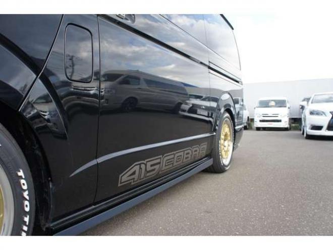 レジアスエース2.8 スーパーGL ダークプライム ロングボディ ディーゼルターボ 4WD　415COBRAコンプリート車両　ファントムヘッドライトシステム&ファントムゴールド18インチホイール&フェイスリフトキット&フルエアロ&フローティングリップ&ローフォルムフェンダー　玄武2インチダウンブロック 2800