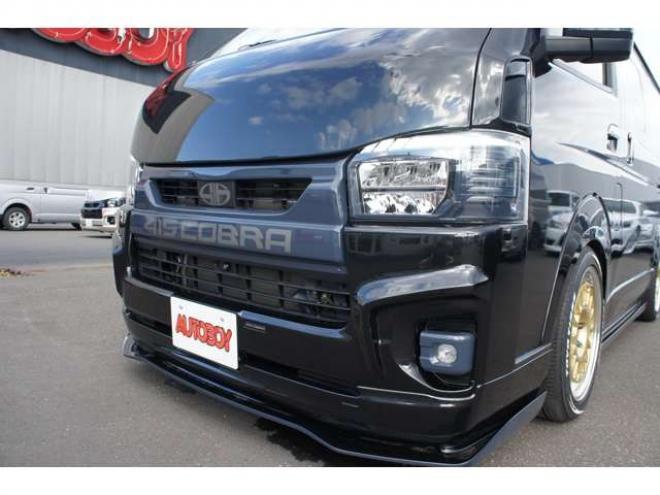 レジアスエース2.8 スーパーGL ダークプライム ロングボディ ディーゼルターボ 4WD　415COBRAコンプリート車両　ファントムヘッドライトシステム&ファントムゴールド18インチホイール&フェイスリフトキット&フルエアロ&フローティングリップ&ローフォルムフェンダー　玄武2インチダウンブロック 2800