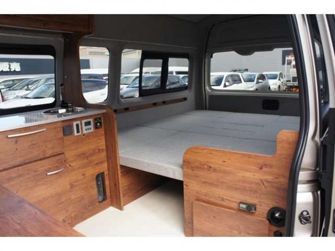 ハイエースバンスーパーロングHR　8人乗りキャンピング4WD　走行充電&外部充電&サブバッテリー　　　&FFヒーター&冷蔵庫&シンク&給排水　アルパインBIG-X&フリップダウン　415COBRAフロントリップ&バッドラッカー17AW　デジタルインナー　全方位カメラ 2700