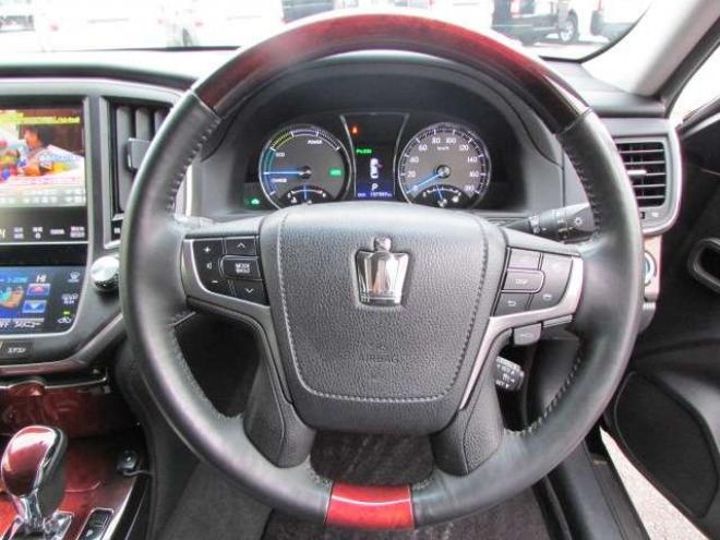 マジェスタ2.5 Four 4WD　プリクラッシュセーフティー/純正ナビ/フルセグTV/バックカメラ/LEDヘッドライト/ビルトインETC/全席シートヒーター/パワーシート/グリップヒーター/レーダークルーズコントロール 2500