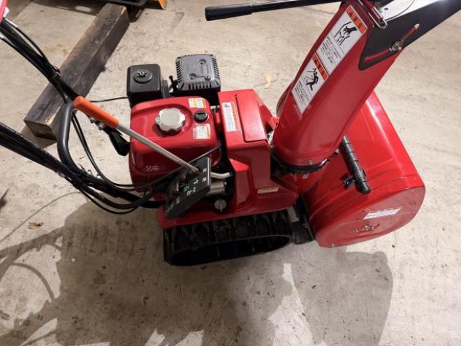 除雪機ホンダ除雪機HSS655c整備中