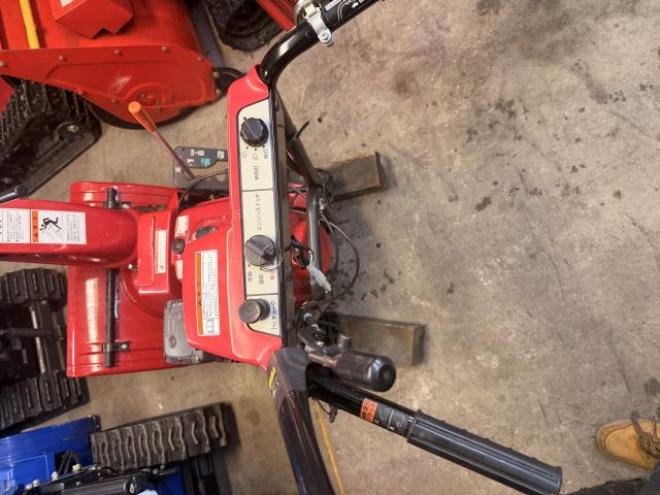 除雪機ホンダ除雪機HSS655c整備中