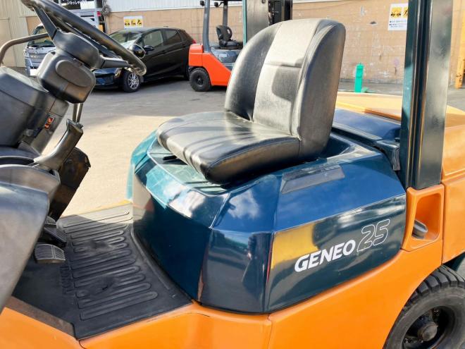フォークリフトトヨタ　中古　7FGL25　建機