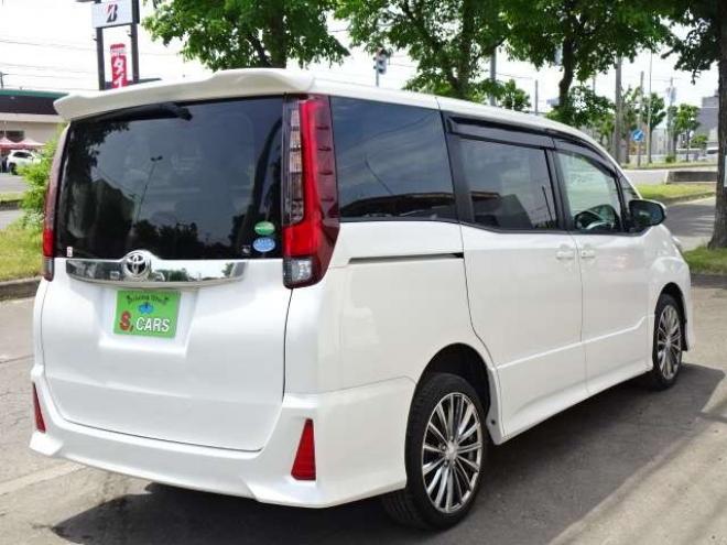 ノア2.0 Si 4WD　本州車　保証1年 4WD　両側パワースライドドア　社外ナビ　地デジ　スマートキー　プッシュスタート　LEDヘッドライト　社外18インチアルミ　　アイドリングストップ　ビルトインETC 2000