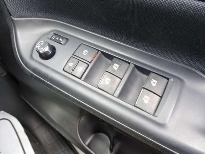 ノア2.0 Si 4WD　本州車　保証1年 4WD　両側パワースライドドア　社外ナビ　地デジ　スマートキー　プッシュスタート　LEDヘッドライト　社外18インチアルミ　　アイドリングストップ　ビルトインETC 2000