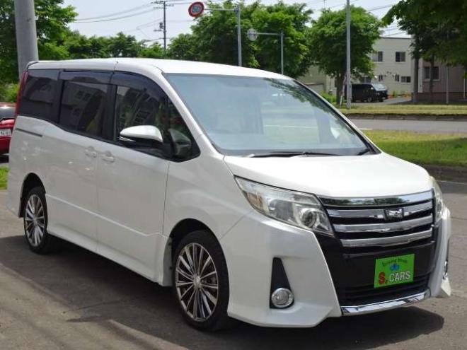 ノア2.0 Si 4WD　本州車　保証1年 4WD　両側パワースライドドア　社外ナビ　地デジ　スマートキー　プッシュスタート　LEDヘッドライト　社外18インチアルミ　　アイドリングストップ　ビルトインETC 2000