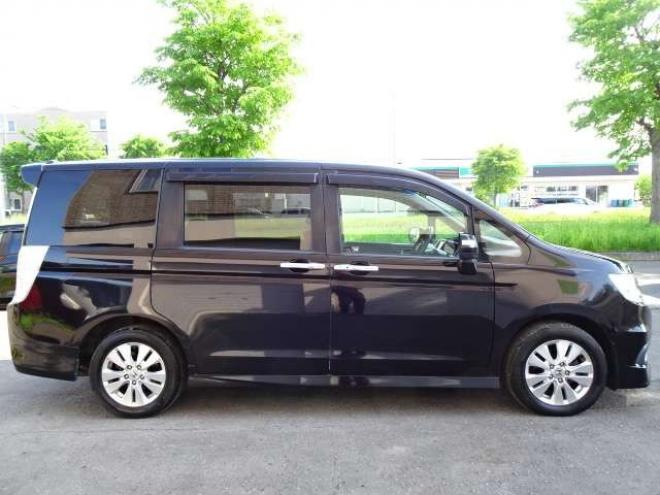 ステップワゴン2.0 スパーダ Z HDDナビ エディション 4WD　本州車　保証1年/走行距離無制限　4WD　両側パワースライドドア　純正HDDインターナビ　地デジ　バックカメラ　16インチアルミ　ETC　リヤエアコン　リヤヒーター　ステアリングスイッチ　純正HID　スマートキー 2000