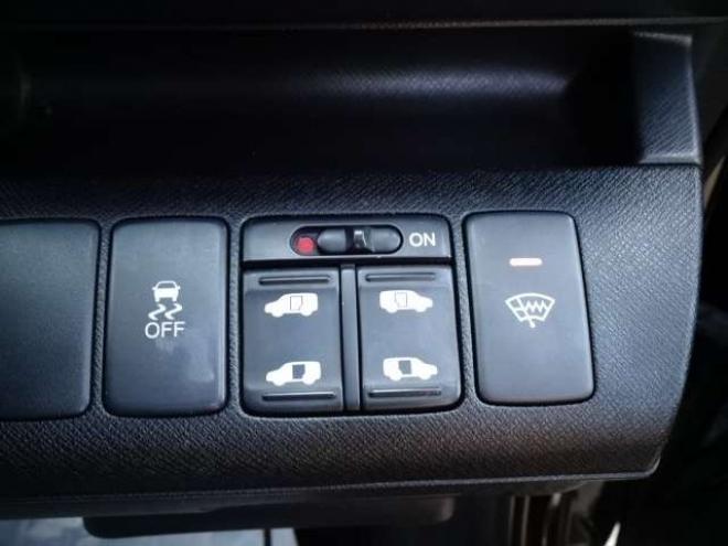 ステップワゴン2.0 スパーダ Z HDDナビ エディション 4WD　本州車　保証1年/走行距離無制限　4WD　両側パワースライドドア　純正HDDインターナビ　地デジ　バックカメラ　16インチアルミ　ETC　リヤエアコン　リヤヒーター　ステアリングスイッチ　純正HID　スマートキー 2000