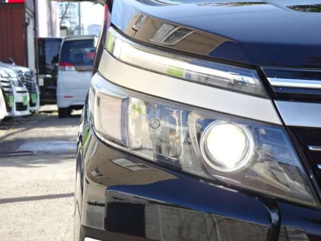 ヴォクシー2.0 ZS 煌II 4WD　本州車　保証1年/走行距離無制限　4WD　トヨタセーフティセンス　両側パワースライドドア　純正ナビ　ビルトインETC　LEDヘッドライト　純正16インチアルミホイール　アイドリングストップ　スマートキー 2000