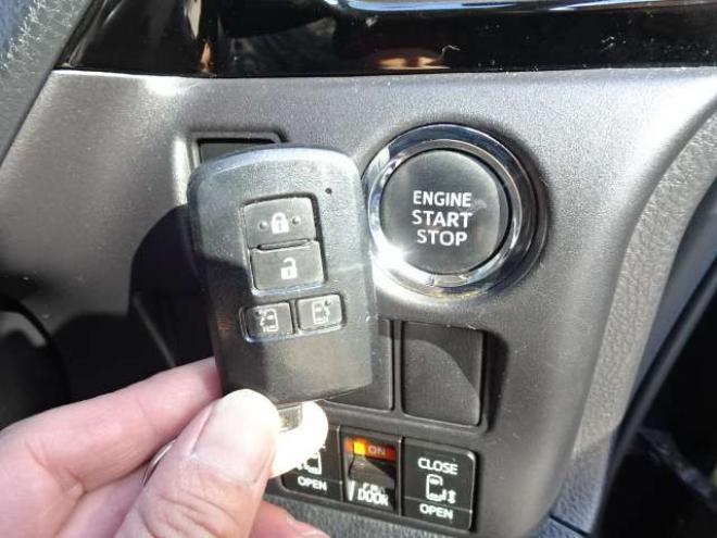 エスクァイア2.0 Gi 4WD　本州車　保証1年/走行距離無制限　4WD　両側パワースライドドア　オートマチックハイビーム　社外9インチナビ　地デジ　バックカメラ　黒本革シート　シートヒーター　LEDヘッドライト　ETC　クルーズコントロール 2000