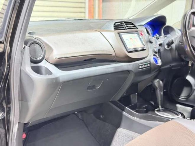 フィットシャトルハイブリッド1.3　下廻防錆TVナビBカメETC夏冬タイヤ 2WD 1300