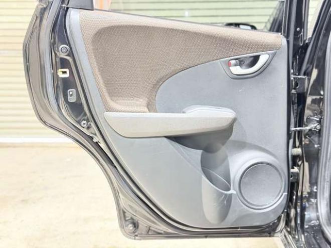 フィットシャトルハイブリッド1.3　下廻防錆TVナビBカメETC夏冬タイヤ 2WD 1300