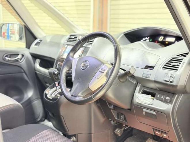 セレナ2.0 ハイウェイスター Vセレクション 4WD　防錆塗装4WDTVナビBカメ後席モニタETC 2000