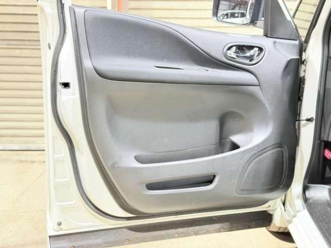 セレナ2.0 ハイウェイスター Vセレクション 4WD　防錆塗装4WDTVナビBカメ後席モニタETC 2000