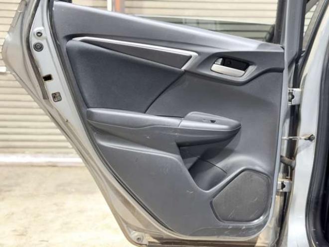 フィット1.3 13G Sパッケージ 4WD　下廻防錆キーレスナビ 1300