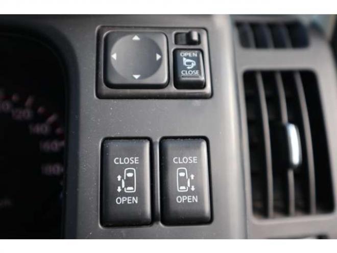 セレナ2.0 ハイウェイスター Vセレクション 4WD　両側パワースライドドア・ナビ・TV・バックカメラ・スマートキー・R8/12月・8.3万キロ 2000