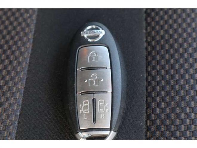 セレナ2.0 ハイウェイスター Vセレクション 4WD　両側パワースライドドア・ナビ・TV・バックカメラ・スマートキー・R8/12月・8.3万キロ 2000