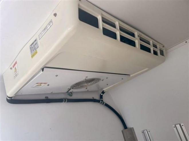 キャラバン3.0 DX ロングボディ ディーゼルターボ 4WD　冷蔵冷凍4WD 3000