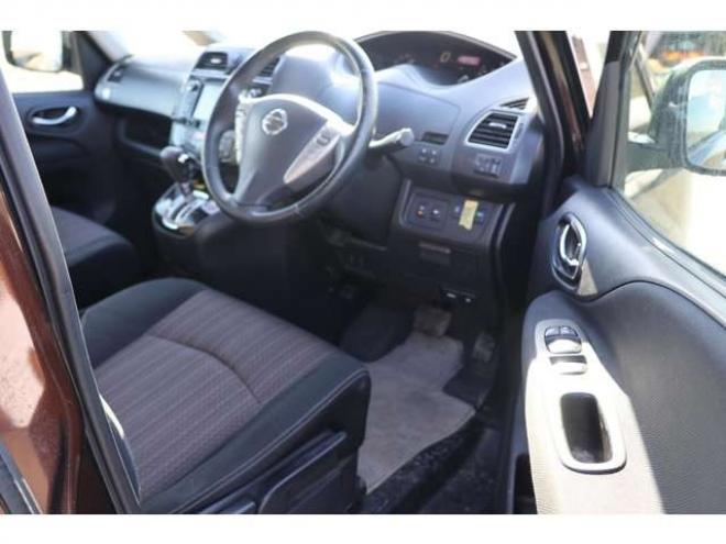 セレナ2.0 ハイウェイスター Vセレクション+SafetyII 4WD　検2年　自社　ローンカノウ 2000