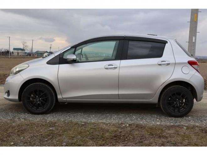 ヴィッツ1.3 F 4WD　検2年　自社　ローンカノウ 1300