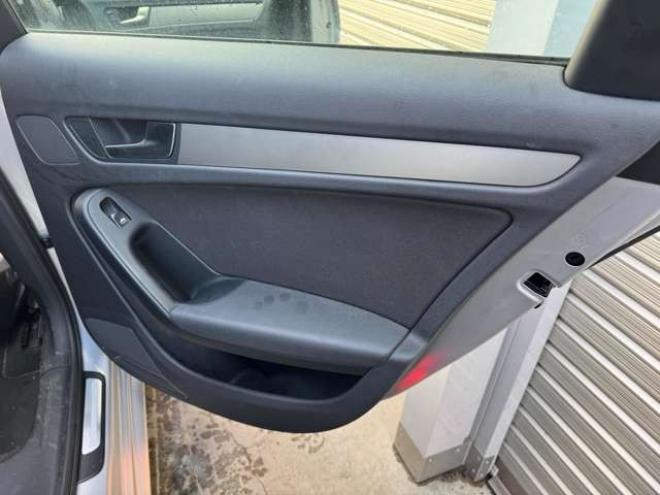 アウディA4 2.0 TFSI クワトロ 4WD　ワンオーナー車　ナビ　TV 正規輸入車 2000