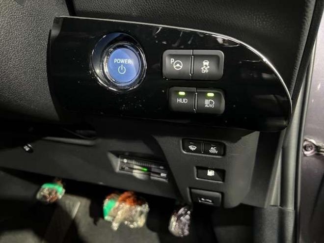 プリウス1.8 A プレミアム ツーリングセレクション E-Four 4WD　TRDスポイラー・18インチAW・純正8型ナビ・エンジンスターター・ドライブレコーダー・アダプティブクルーズコントロール・パワーシート・ETC・1500W給電・車検令和9年7月・寒冷地仕様車 1800