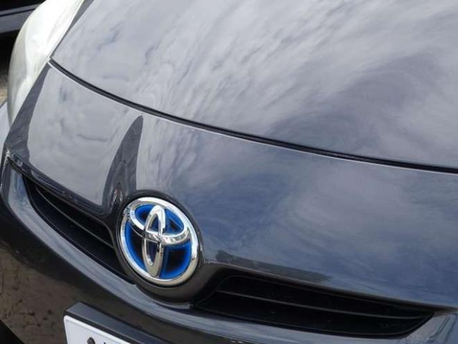プリウス1.8 S LEDエディション　ETC・禁煙車・LEDヘッドライト・寒冷地仕様・夏冬タイヤ付き 2WD 1800