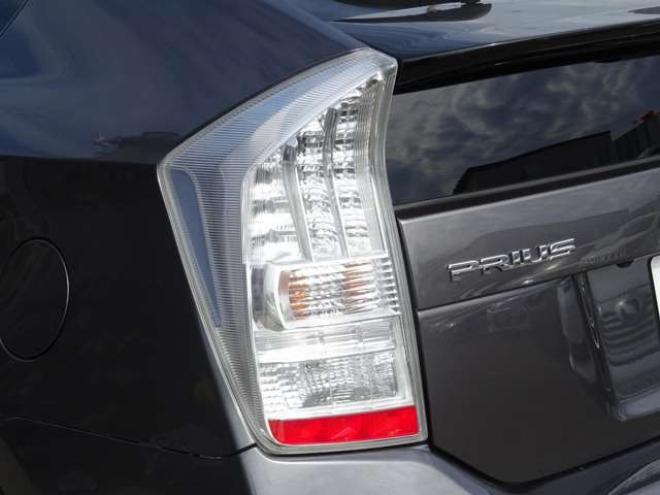 プリウス1.8 S LEDエディション　ETC・禁煙車・LEDヘッドライト・寒冷地仕様・夏冬タイヤ付き 2WD 1800