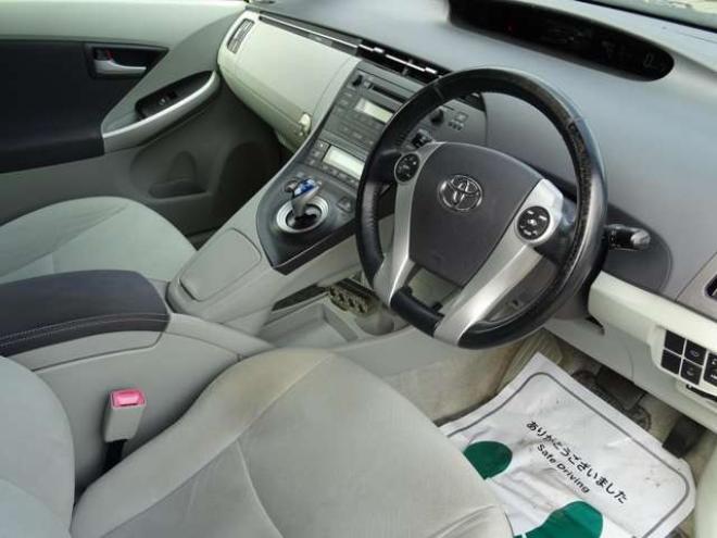 プリウス1.8 S LEDエディション　ETC・禁煙車・LEDヘッドライト・寒冷地仕様・夏冬タイヤ付き 2WD 1800