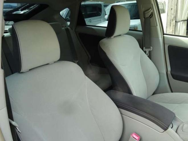 プリウス1.8 S LEDエディション　ETC・禁煙車・LEDヘッドライト・寒冷地仕様・夏冬タイヤ付き 2WD 1800